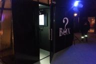 Vue extérieure de la cabine Boîte à Questions installée lors d’un événement d’entreprise MadCityZen. | © MadCityZen